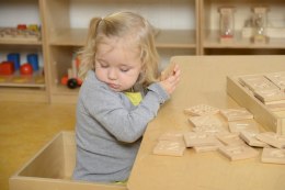 Zabawka Sensoryczna Rozpoznaj Dotykiem Literki Cyfry Kształty Masterkidz Montessori Masterkidz